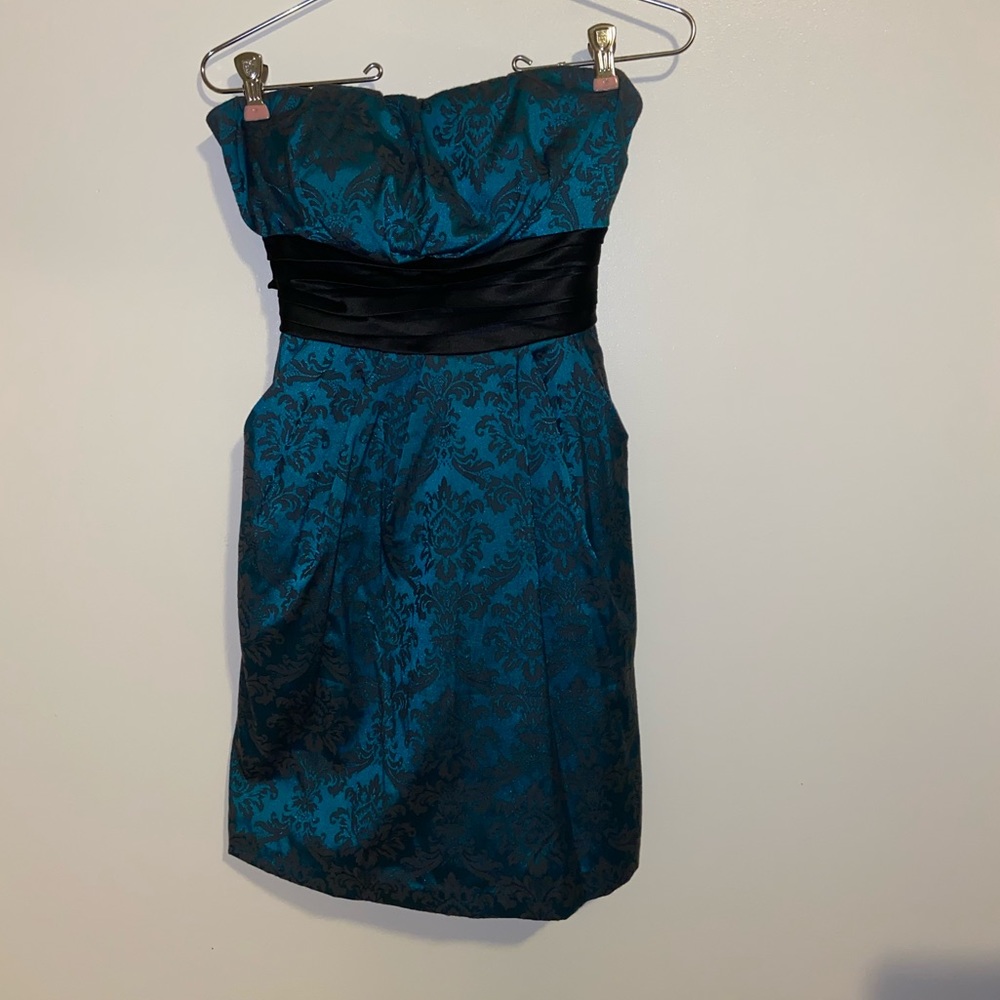 Snap strapless formal dress